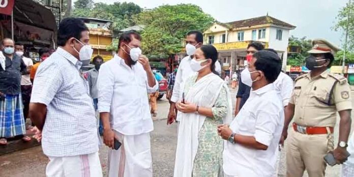 റാന്നിയിലെ പ്രളയബാധിത പ്രദേശങ്ങള് മന്ത്രി വീണാ ജോര്ജ് സന്ദര്ശിച്ചു റാന്നിയിലെ പ്രളയബാധിത പ്രദേശങ്ങള് മന്ത്രി വീണാ ജോര്ജ് സന്ദര്ശിച്ചു