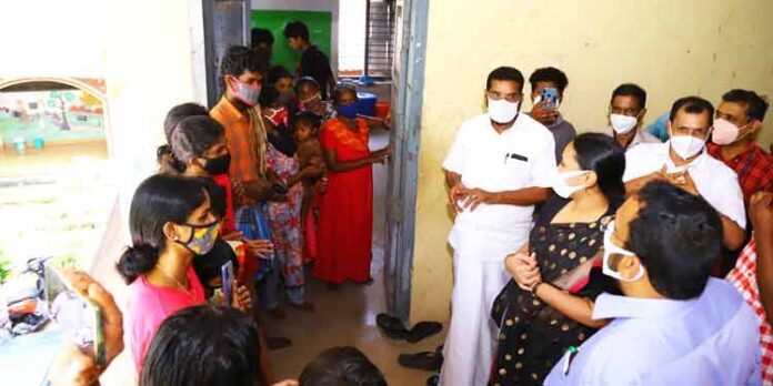 വല്ലനയിലെ ദുരിതാശ്വാസ ക്യാമ്പ് മന്ത്രിമാര് സന്ദര്ശിച്ചു വല്ലനയിലെ ദുരിതാശ്വാസ ക്യാമ്പ് മന്ത്രിമാര് സന്ദര്ശിച്ചു