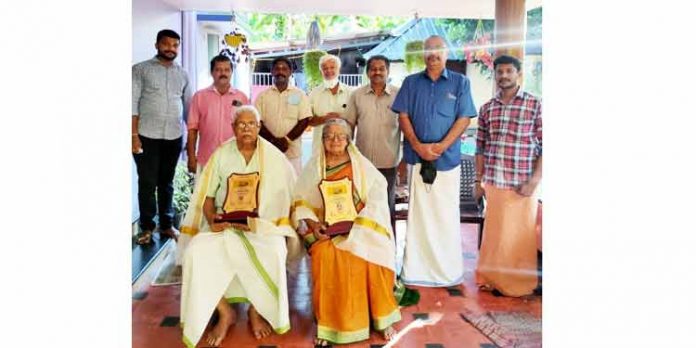 നമ്മുടെ ഗ്രാമം വാട്സാപ്പ് കൂട്ടായ്മ പൂര്വ്വ അദ്ധ്യാപരെ ആദരിച്ചു നമ്മുടെ ഗ്രാമം വാട്സാപ്പ് കൂട്ടായ്മ പൂര്വ്വ അദ്ധ്യാപരെ ആദരിച്ചു