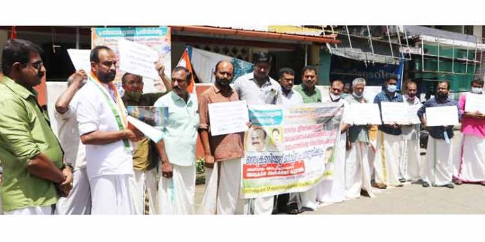 ദേവസ്വം എംപ്ലോയീസ് ഫ്രണ്ട് പത്തനംതിട്ട ജില്ലാ കമ്മിറ്റി ആറന്മുളയില് ധർണ നടത്തി ദേവസ്വം എംപ്ലോയീസ് ഫ്രണ്ട് പത്തനംതിട്ട ജില്ലാ കമ്മിറ്റി ആറന്മുളയില് ധർണ നടത്തി