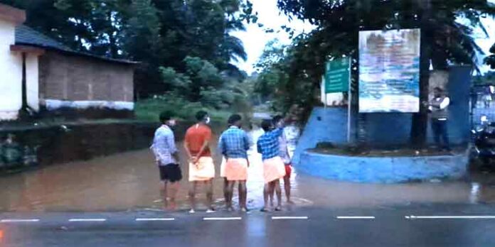 പമ്പാനദിയില് ജലനിരപ്പ് അതിവേഗം ഉയരുന്നു ; ആറന്മുള സത്രക്കടവില് റോഡിലേക്ക് വെള്ളം കയറിത്തുടങ്ങി പമ്പാനദിയില് ജലനിരപ്പ് അതിവേഗം ഉയരുന്നു ; ആറന്മുള സത്രക്കടവില് റോഡിലേക്ക് വെള്ളം കയറിത്തുടങ്ങി