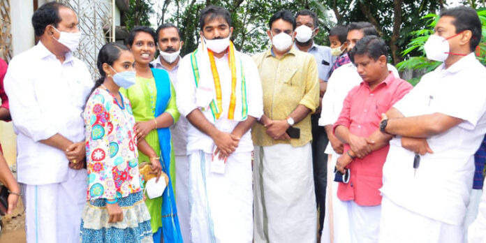 ചാണ്ടി ഉമ്മന്റെ സ്മാർട്ട് ഫോൺ ചലഞ്ച് – 23 ഫോണുകൾ നല്കി ചാണ്ടി ഉമ്മന്റെ സ്മാർട്ട് ഫോൺ ചലഞ്ച് – 23 ഫോണുകൾ നല്കി