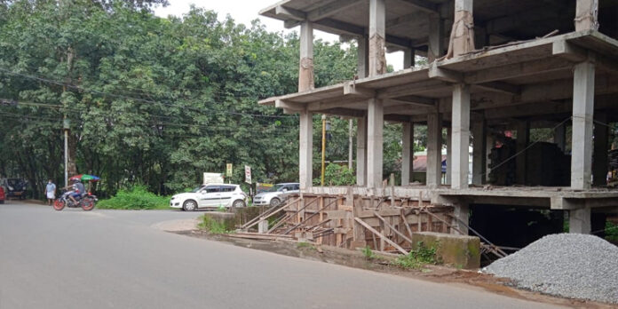 ചട്ടം പാലിക്കാതെയുള്ള കെട്ടിട നിർമ്മാണങ്ങള് തുടരുന്നു ; നടപടിയെടുക്കാതെ ഗ്രാമ പഞ്ചായത്തുകൾ ചട്ടം പാലിക്കാതെയുള്ള കെട്ടിട നിർമ്മാണങ്ങള് തുടരുന്നു ; നടപടിയെടുക്കാതെ ഗ്രാമ പഞ്ചായത്തുകൾ