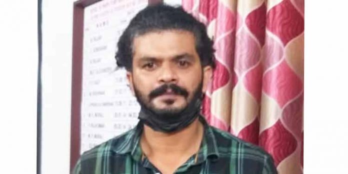 വിദ്യാർത്ഥികൾക്ക് വ്യാജ വിദ്യാഭ്യാസ സർട്ടിഫിക്കറ്റ് നിർമ്മിച്ച് നൽകിയ കേസിൽ ഇടനിലക്കാരൻ പിടിയിൽ വിദ്യാർത്ഥികൾക്ക് വ്യാജ വിദ്യാഭ്യാസ സർട്ടിഫിക്കറ്റ് നിർമ്മിച്ച് നൽകിയ കേസിൽ ഇടനിലക്കാരൻ പിടിയിൽ