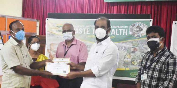 മുട്ടക്കോഴി വളര്ത്തല് പരിശീലനം ; സര്ട്ടിഫക്കറ്റുകള് വിതരണം ചെയ്തു മുട്ടക്കോഴി വളര്ത്തല് പരിശീലനം ; സര്ട്ടിഫക്കറ്റുകള് വിതരണം ചെയ്തു