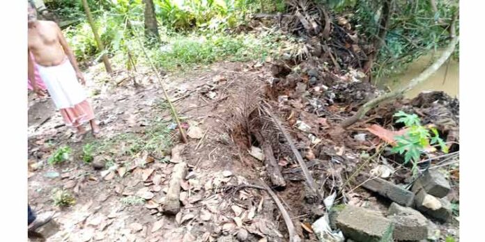 ചെങ്ങന്നൂര് വാഴാര്മംഗലത്ത് വീടിന്റെ മുറ്റം ഇടിഞ്ഞ് പമ്പയാറ്റിൽ പതിച്ചു ; വീടിനും കേടുപാടുകൾ സംഭവിച്ചു ചെങ്ങന്നൂര് വാഴാര്മംഗലത്ത് വീടിന്റെ മുറ്റം ഇടിഞ്ഞ് പമ്പയാറ്റിൽ പതിച്ചു ; വീടിനും കേടുപാടുകൾ സംഭവിച്ചു