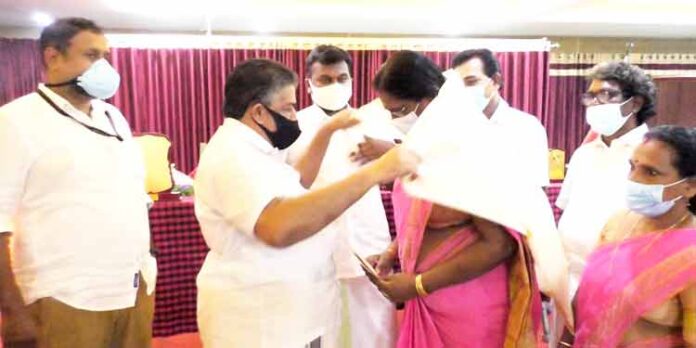 കൊവിഡ് മുന്നണി പോരാളികളെ മന്ത്രി സജി ചെറിയാൻ ആദരിച്ചു കൊവിഡ് മുന്നണി പോരാളികളെ മന്ത്രി സജി ചെറിയാൻ ആദരിച്ചു