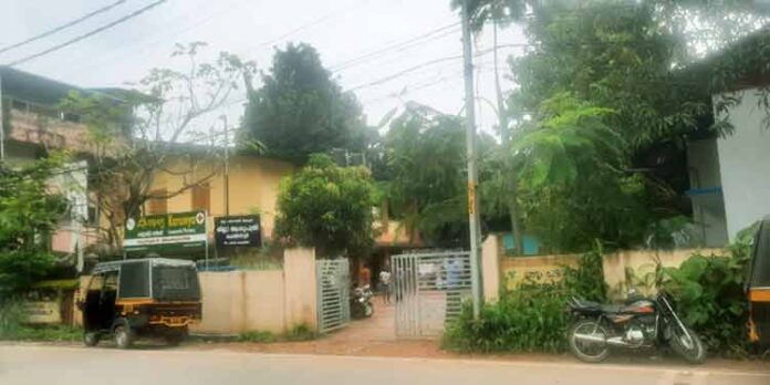 ചെങ്ങന്നൂര് ജില്ലാ ആശുപത്രിയില് ചികിത്സ നിഷേധിക്കുന്നു ചെങ്ങന്നൂര് ജില്ലാ ആശുപത്രിയില് ചികിത്സ നിഷേധിക്കുന്നു