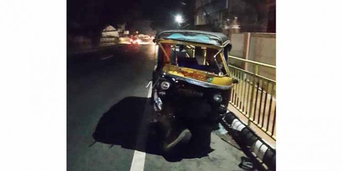 ആംബുലന്സ് ഓട്ടോയിലിടിച്ച് ഡ്രൈവര്ക്ക് ഗുരുതര പരിക്ക് ; ബസിനെ മറികടക്കവെ നിയന്ത്രണം തെറ്റിയാണ് അപകടം ആംബുലന്സ് ഓട്ടോയിലിടിച്ച് ഡ്രൈവര്ക്ക് ഗുരുതര പരിക്ക് ; ബസിനെ മറികടക്കവെ നിയന്ത്രണം തെറ്റിയാണ് അപകടം
