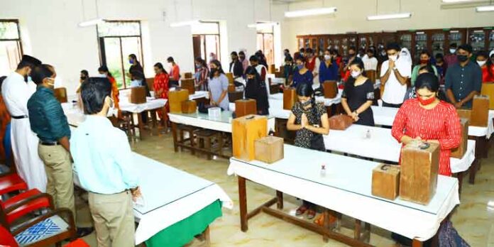 കോളേജുകളില് അവസാന വര്ഷ ക്ലാസുകള് ആരംഭിച്ചു കോളേജുകളില് അവസാന വര്ഷ ക്ലാസുകള് ആരംഭിച്ചു
