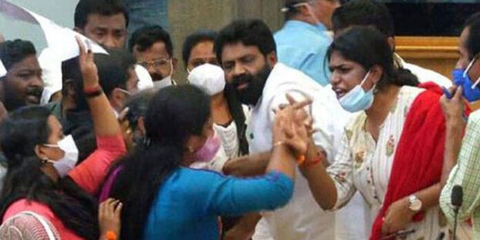 നികുതി വെട്ടിപ്പ് – പ്രതിഷേധങ്ങള് രണ്ടാം ദിവസവും ; ബി.ജെ.പി കൗണ്സില് ഹാളില് രാപകല് സമരം നികുതി വെട്ടിപ്പ് – പ്രതിഷേധങ്ങള് രണ്ടാം ദിവസവും ; ബി.ജെ.പി കൗണ്സില് ഹാളില് രാപകല് സമരം
