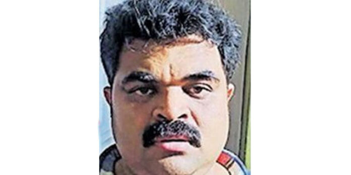 അടൂര് സ്വദേശിയെ വെട്ടിക്കൊലപ്പെടുത്താന് ക്വട്ടേഷന് ; കിങ് ഫിഷര് സിനിമയുടെ നിര്മ്മാതാവ് അറസ്റ്റില് അടൂര് സ്വദേശിയെ വെട്ടിക്കൊലപ്പെടുത്താന് ക്വട്ടേഷന് ; കിങ് ഫിഷര് സിനിമയുടെ നിര്മ്മാതാവ് അറസ്റ്റില്