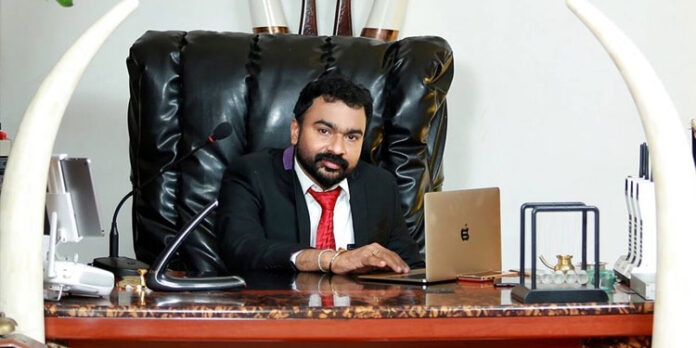 പുരാവസ്തു തട്ടിപ്പ് കേസിലെ പ്രതി മോന്സനെതിരെ എസ്റ്റേറ്റ ഭൂമി തട്ടിപ്പ് പരാതിയും പുരാവസ്തു തട്ടിപ്പ് കേസിലെ പ്രതി മോന്സനെതിരെ എസ്റ്റേറ്റ ഭൂമി തട്ടിപ്പ് പരാതിയും
