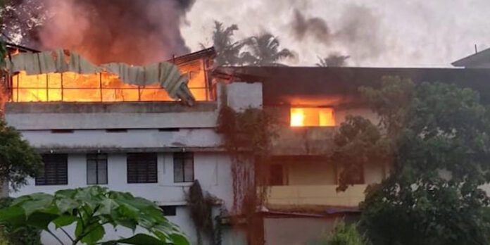 കാലടി മരോട്ടിച്ചോടില് കിടക്ക നിര്മാണ ഫാക്ടറിയില് തീപിടിത്തം കാലടി മരോട്ടിച്ചോടില് കിടക്ക നിര്മാണ ഫാക്ടറിയില് തീപിടിത്തം