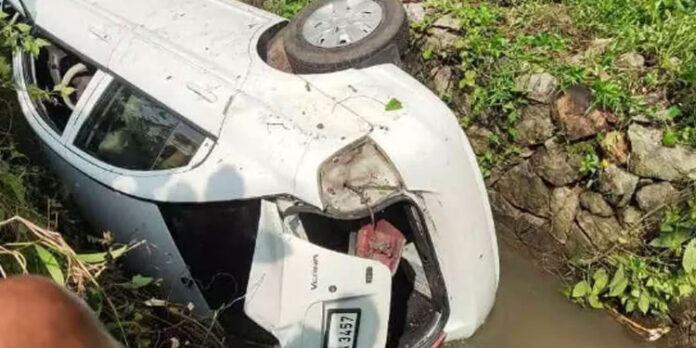 നിയന്ത്രണം വിട്ട് കാർ തോട്ടിലേക്ക് മറിഞ്ഞു നിയന്ത്രണം വിട്ട് കാർ തോട്ടിലേക്ക് മറിഞ്ഞു