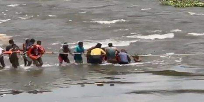 ഡാം തുറന്നു വിട്ടു ; വെള്ളത്തിന്റെ ഒഴുക്കിൽപ്പെട്ട് ബൈക്കും യാത്രികനും ഒലിച്ചുപോയി ഡാം തുറന്നു വിട്ടു ; വെള്ളത്തിന്റെ ഒഴുക്കിൽപ്പെട്ട് ബൈക്കും യാത്രികനും ഒലിച്ചുപോയി