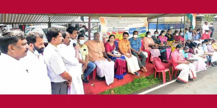 അവകാശ നിഷേധങ്ങളില് പ്രതിഷേധിച്ച് കേരളാ ബാങ്കിന് മുന്നില് സമരവുമായി കോണ്ഗ്രസ് യൂണിയന് അവകാശ നിഷേധങ്ങളില് പ്രതിഷേധിച്ച് കേരളാ ബാങ്കിന് മുന്നില് സമരവുമായി കോണ്ഗ്രസ് യൂണിയന്