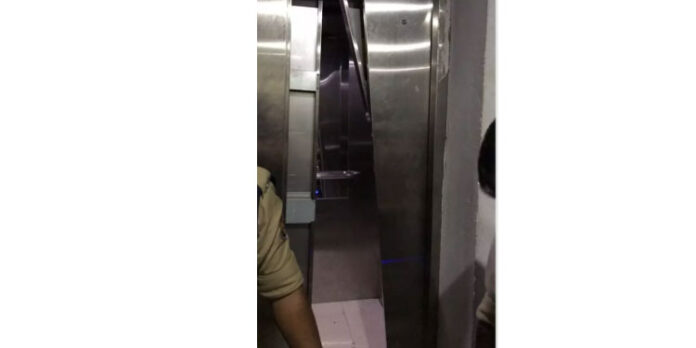 ലിഫ്റ്റിൽ കുടുങ്ങിയ യുവതിയെ രക്ഷപ്പെടുത്തി ലിഫ്റ്റിൽ കുടുങ്ങിയ യുവതിയെ രക്ഷപ്പെടുത്തി