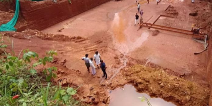 വെള്ളക്കെട്ടിൽ വീണ നാലു വയസുകാരനും രക്ഷിക്കാൻ ശ്രമിച്ച 15 കാരിയും മുങ്ങി മരിച്ചു വെള്ളക്കെട്ടിൽ വീണ നാലു വയസുകാരനും രക്ഷിക്കാൻ ശ്രമിച്ച 15 കാരിയും മുങ്ങി മരിച്ചു