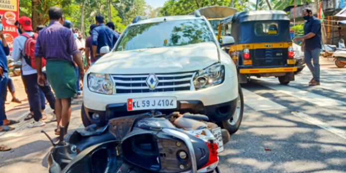 കാറിടിച്ച് സ്കൂട്ടർ യാത്രികരായ രണ്ട് പേർക്ക് പരിക്കേറ്റു കാറിടിച്ച് സ്കൂട്ടർ യാത്രികരായ രണ്ട് പേർക്ക് പരിക്കേറ്റു