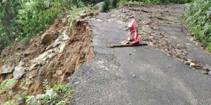 കക്കയം അണക്കെട്ടിലേക്കുള്ള റോഡിൽ ഗതാഗതം നിരോധിച്ചു കക്കയം അണക്കെട്ടിലേക്കുള്ള റോഡിൽ ഗതാഗതം നിരോധിച്ചു
