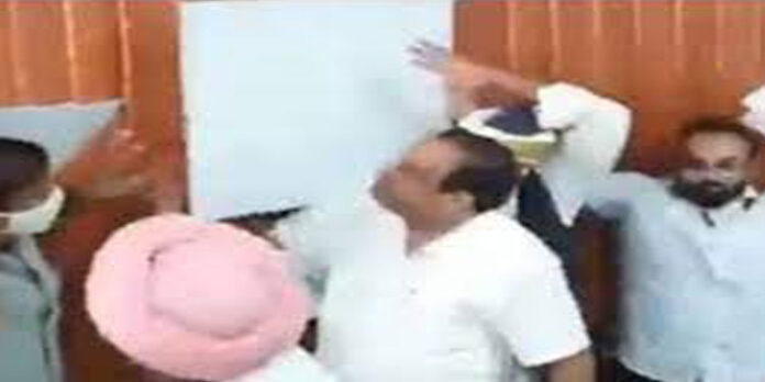 കേന്ദ്രമന്ത്രിയുടെ വാര്ത്താസമ്മേളനത്തിനിടെ സീലിങ് തകര്ന്നുവീണു കേന്ദ്രമന്ത്രിയുടെ വാര്ത്താസമ്മേളനത്തിനിടെ സീലിങ് തകര്ന്നുവീണു