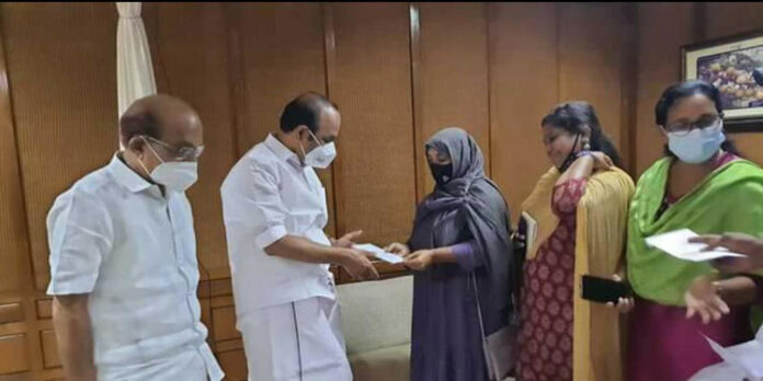 സിദ്ദിഖ് കാപ്പന്റെ മോചനം ; ഭാര്യ പ്രതിപക്ഷ നേതാവിന് നിവേദനം നല്കി സിദ്ദിഖ് കാപ്പന്റെ മോചനം ; ഭാര്യ പ്രതിപക്ഷ നേതാവിന് നിവേദനം നല്കി
