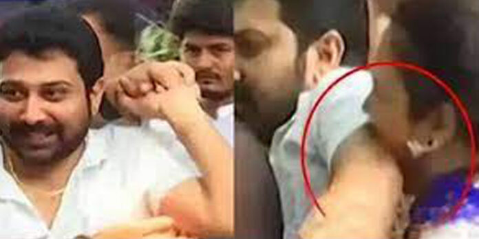 ക്യൂ നില്ക്കുമ്പോള് നടി നടനെ കടിച്ചു ; ‘മാ’ തെരഞ്ഞെടുപ്പില് സംഘര്ഷം ക്യൂ നില്ക്കുമ്പോള് നടി നടനെ കടിച്ചു ; ‘മാ’ തെരഞ്ഞെടുപ്പില് സംഘര്ഷം