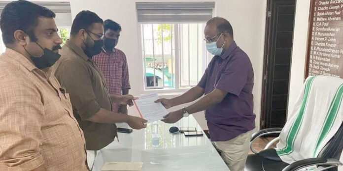 അപകട ഭീഷണ ഉയർത്തുന്ന മരം മുറിച്ച് മാറ്റണമെന്ന് എ.ഐ.വൈ.എഫ് അപകട ഭീഷണ ഉയർത്തുന്ന മരം മുറിച്ച് മാറ്റണമെന്ന് എ.ഐ.വൈ.എഫ്