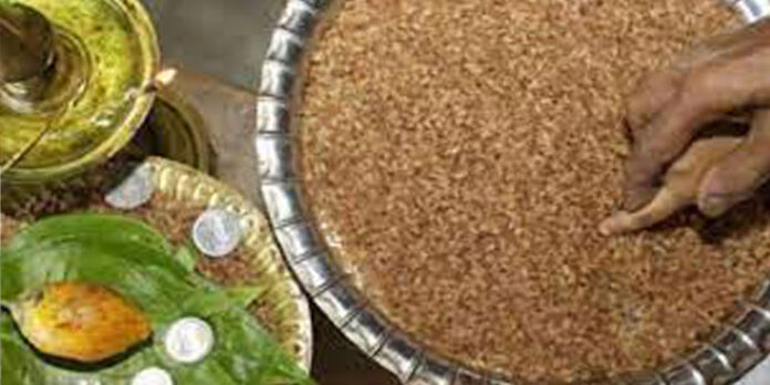 ഇന്ന് വിജയദശമി ; അറിവിന്റെ ആദ്യാക്ഷരം കുറിക്കാൻ ആയിരക്കണക്കിന് കുരുന്നുകൾ ഇന്ന് വിജയദശമി ; അറിവിന്റെ ആദ്യാക്ഷരം കുറിക്കാൻ ആയിരക്കണക്കിന് കുരുന്നുകൾ