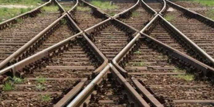 പ്രണയം, ഒളിച്ചോട്ടം ; കാമുകിയുടെ ബന്ധുക്കൾ യുവാവിനെ കൊലപ്പെടുത്തി റെയിൽവേ ട്രാക്കിൽ ഉപേക്ഷിച്ചു പ്രണയം, ഒളിച്ചോട്ടം ; കാമുകിയുടെ ബന്ധുക്കൾ യുവാവിനെ കൊലപ്പെടുത്തി റെയിൽവേ ട്രാക്കിൽ ഉപേക്ഷിച്ചു