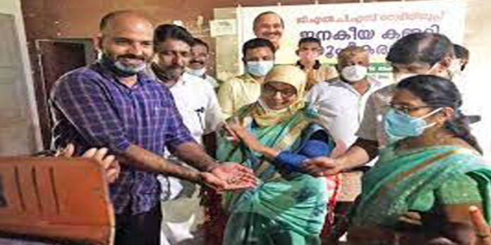 നോക്കിനിൽക്കുന്നതെങ്ങനെ? സ്കൂളിനു സ്ഥലംവാങ്ങാൻ രണ്ടുപവൻ മാല ഊരിനൽകി അധ്യാപിക നോക്കിനിൽക്കുന്നതെങ്ങനെ? സ്കൂളിനു സ്ഥലംവാങ്ങാൻ രണ്ടുപവൻ മാല ഊരിനൽകി അധ്യാപിക