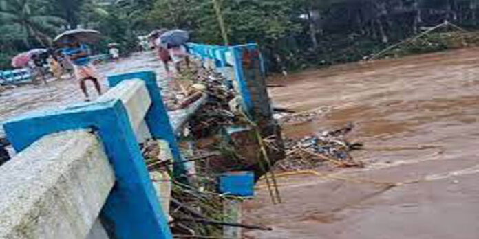 ഒഴുകിയെത്തിയ മരങ്ങളിടിച്ച് ചേനപ്പാടി കടവനാൽകടവ് പാലം തെന്നി നീങ്ങി ഒഴുകിയെത്തിയ മരങ്ങളിടിച്ച് ചേനപ്പാടി കടവനാൽകടവ് പാലം തെന്നി നീങ്ങി