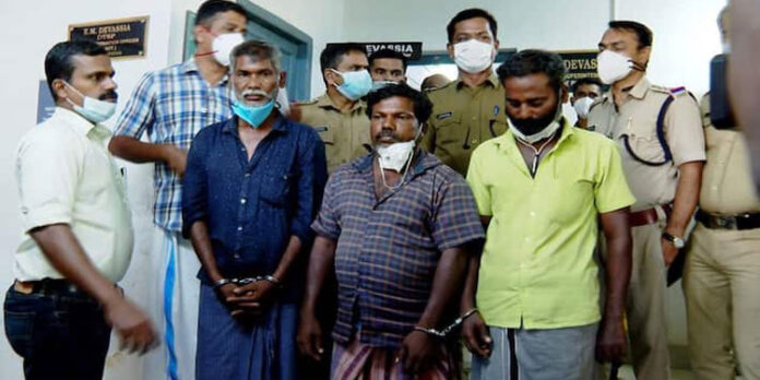 പ്രളയ ഭീതിക്കിടെ ഭയപ്പെടുത്തി കുറുവ കവർച്ചാ സംഘം ; നിരീക്ഷണം ശക്തമാക്കിയെന്ന് പോലീസ് പ്രളയ ഭീതിക്കിടെ ഭയപ്പെടുത്തി കുറുവ കവർച്ചാ സംഘം ; നിരീക്ഷണം ശക്തമാക്കിയെന്ന് പോലീസ്