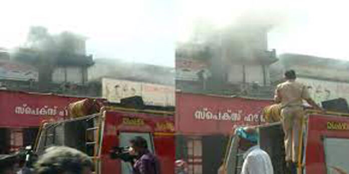 മിഠായിതെരുവിലെ തീപിടിത്തം : കടമുറികള് തമ്മില് അകലമില്ല – കൂടുതല് സാധനങ്ങള് സൂക്ഷിക്കുന്നു ; പോലീസ് റിപ്പോര്ട്ട് മിഠായിതെരുവിലെ തീപിടിത്തം : കടമുറികള് തമ്മില് അകലമില്ല – കൂടുതല് സാധനങ്ങള് സൂക്ഷിക്കുന്നു ; പോലീസ് റിപ്പോര്ട്ട്