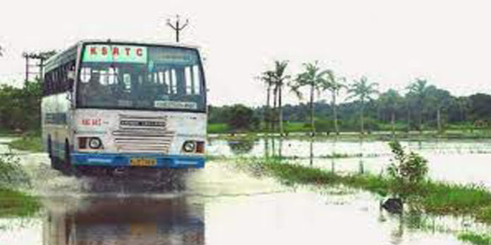 അമ്പലപ്പുഴ – തിരുവല്ല സംസ്ഥാന പാതയിൽ ജലനിരപ്പ് കുറഞ്ഞു ; കെ.എസ്.ആർ.ടി.സി സർവീസുകൾ പുനരാരംഭിച്ചു അമ്പലപ്പുഴ – തിരുവല്ല സംസ്ഥാന പാതയിൽ ജലനിരപ്പ് കുറഞ്ഞു ; കെ.എസ്.ആർ.ടി.സി സർവീസുകൾ പുനരാരംഭിച്ചു
