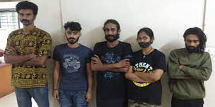 ലോഡ്ജ് പണയത്തിനെടുത്തും മയക്കുമരുന്ന് വില്പന – ഇടപാട് വാട്സാപ്പ് വഴി ; ചാറ്റ് വിവരങ്ങള് പോലീസിന് ലോഡ്ജ് പണയത്തിനെടുത്തും മയക്കുമരുന്ന് വില്പന – ഇടപാട് വാട്സാപ്പ് വഴി ; ചാറ്റ് വിവരങ്ങള് പോലീസിന്