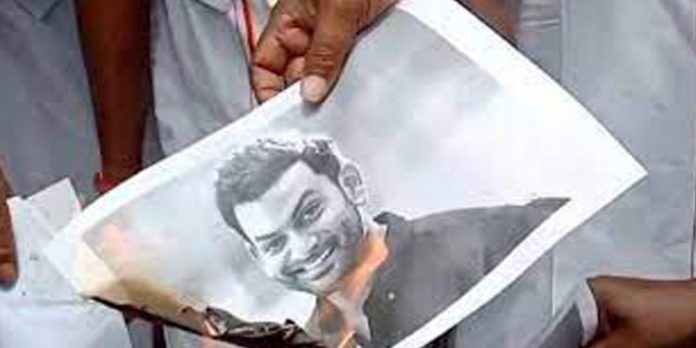 മുല്ലപ്പെരിയാര് ; തമിഴ്നാട്ടില് പൃഥ്വിരാജിന്റെ കോലംകത്തിച്ച് പ്രതിഷേധം മുല്ലപ്പെരിയാര് ; തമിഴ്നാട്ടില് പൃഥ്വിരാജിന്റെ കോലംകത്തിച്ച് പ്രതിഷേധം