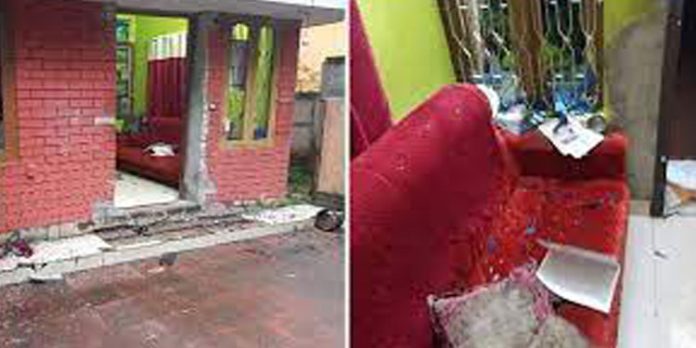 തിരുവനന്തപുരത്ത് സി.പി.ഐ.എം നേതാവിന്റെ വീടിന് നേര്ക്ക് പടക്കമെറിഞ്ഞു ; വീട്ടുപകരണങ്ങള് അടിച്ച് തകര്ത്തു തിരുവനന്തപുരത്ത് സി.പി.ഐ.എം നേതാവിന്റെ വീടിന് നേര്ക്ക് പടക്കമെറിഞ്ഞു ; വീട്ടുപകരണങ്ങള് അടിച്ച് തകര്ത്തു