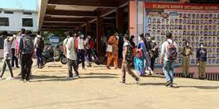 സ്കൂളുകൾ അനധികൃതമായി ഈടാക്കിയ സ്പെഷ്യൽ ഫീസ് തിരിച്ചുകിട്ടിയില്ലെന്ന് പ്ലസ് ടു വിദ്യാർത്ഥികൾ സ്കൂളുകൾ അനധികൃതമായി ഈടാക്കിയ സ്പെഷ്യൽ ഫീസ് തിരിച്ചുകിട്ടിയില്ലെന്ന് പ്ലസ് ടു വിദ്യാർത്ഥികൾ