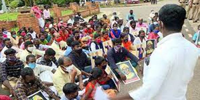 ആദിവാസികൾക്ക് കൃഷിഭൂമി നൽകണമെന്ന് ആവശ്യം ; ഉപരോധസമരവുമായി ഗോത്രജനത കൂട്ടായ്മ ആദിവാസികൾക്ക് കൃഷിഭൂമി നൽകണമെന്ന് ആവശ്യം ; ഉപരോധസമരവുമായി ഗോത്രജനത കൂട്ടായ്മ