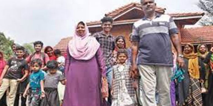 മലബാർ കലാപ നായകൻ വാരിയൻകുന്നന്റെ വേരുകൾ തേടി കൊച്ചുമകളും കുടുംബവും മലപ്പുറത്ത് മലബാർ കലാപ നായകൻ വാരിയൻകുന്നന്റെ വേരുകൾ തേടി കൊച്ചുമകളും കുടുംബവും മലപ്പുറത്ത്