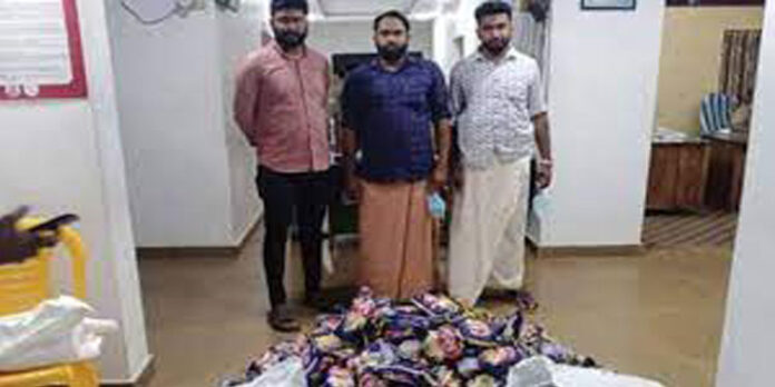 കാറില് കടത്താന് ശ്രമിച്ചത് 8310 പാക്കറ്റ് പാന്മസാല ; മൂന്ന് പേര് അറസ്റ്റില് കാറില് കടത്താന് ശ്രമിച്ചത് 8310 പാക്കറ്റ് പാന്മസാല ; മൂന്ന് പേര് അറസ്റ്റില്