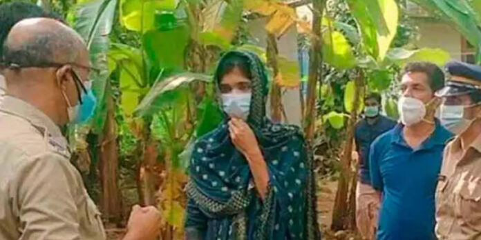 ഇരട്ടക്കുട്ടികളെ കിണറ്റിലെറിഞ്ഞ് കൊന്ന മാതാവിനെ വീട്ടിലെത്തിച്ച് തെളിവെടുത്തു ഇരട്ടക്കുട്ടികളെ കിണറ്റിലെറിഞ്ഞ് കൊന്ന മാതാവിനെ വീട്ടിലെത്തിച്ച് തെളിവെടുത്തു