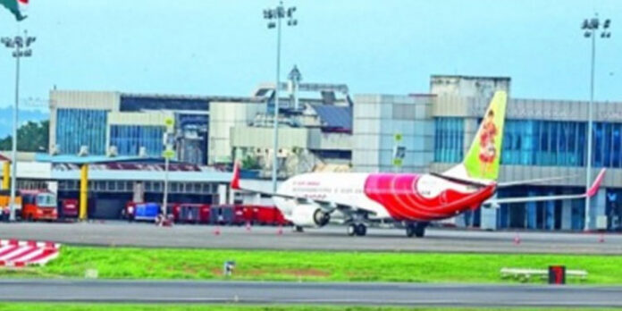 കനത്ത മൂടല്മഞ്ഞ് ; കരിപ്പൂരില് വിമാനങ്ങള് വഴിതിരിച്ചു വിട്ടു കനത്ത മൂടല്മഞ്ഞ് ; കരിപ്പൂരില് വിമാനങ്ങള് വഴിതിരിച്ചു വിട്ടു