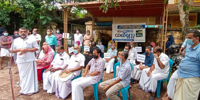 പതിനായിരങ്ങളെ കുടിയിറക്കുന്ന പദ്ധതി ഉപേക്ഷിക്കുക ; കെ റെയിൽ വിരുദ്ധ ജനകീയ കമ്മിറ്റി ധര്ണ്ണ നടത്തി പതിനായിരങ്ങളെ കുടിയിറക്കുന്ന പദ്ധതി ഉപേക്ഷിക്കുക ; കെ റെയിൽ വിരുദ്ധ ജനകീയ കമ്മിറ്റി ധര്ണ്ണ നടത്തി
