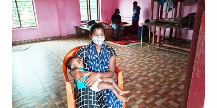 ക്യാംപുകളില് കൂട്ടായ്മയുടെ കളി ചിരി മേളം ; അങ്കലാപ്പോടെ കുഞ്ഞു ‘ ഇതിക’ യും… ക്യാംപുകളില് കൂട്ടായ്മയുടെ കളി ചിരി മേളം ; അങ്കലാപ്പോടെ കുഞ്ഞു ‘ ഇതിക’ യും…
