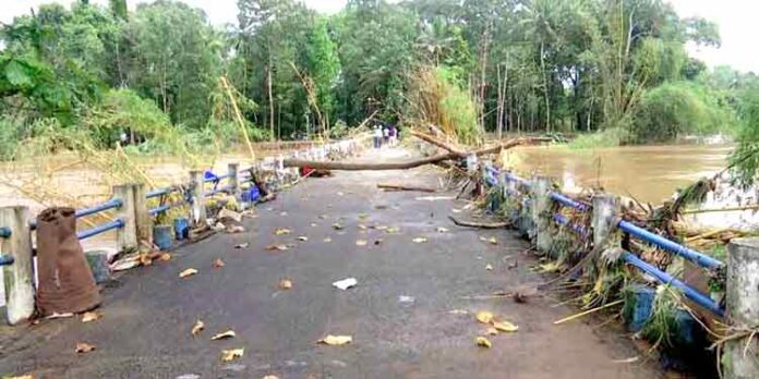 മണിമലയാറ്റിലെ കുത്തൊഴുക്കില് വെണ്ണിക്കുളം കോമളം പാലത്തിന്റെ അപ്രോച്ച് റോഡ് ഒഴുകിപ്പോയി – വീഡിയോ കാണാം മണിമലയാറ്റിലെ കുത്തൊഴുക്കില് വെണ്ണിക്കുളം കോമളം പാലത്തിന്റെ അപ്രോച്ച് റോഡ് ഒഴുകിപ്പോയി – വീഡിയോ കാണാം