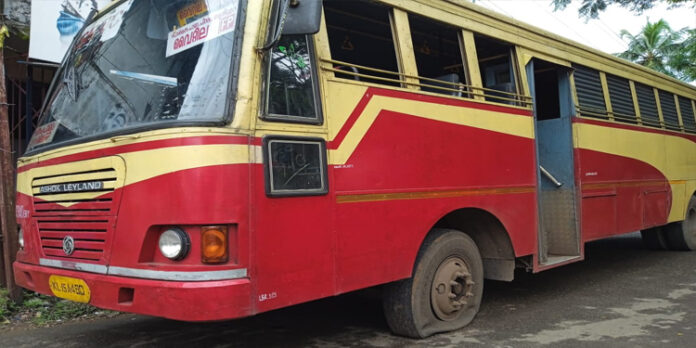 ഫാസ്റ്റ് പാസഞ്ചറിന്റെ അപ്രതീക്ഷിത മുടക്കം ; പെരുവഴിയിലായത് നിരവധിപേര് ഫാസ്റ്റ് പാസഞ്ചറിന്റെ അപ്രതീക്ഷിത മുടക്കം ; പെരുവഴിയിലായത് നിരവധിപേര്