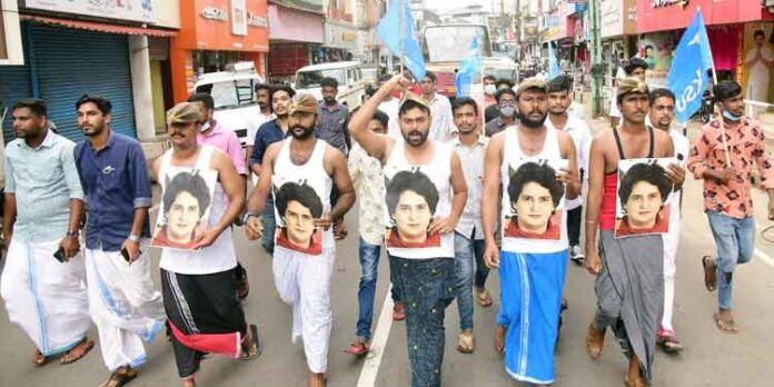 പ്രിയങ്ക ഗാന്ധിയെ അറസ്റ്റ് ചെയ്ത ലക്നൗ പോലീസിന്റെ നടപടിയില് പ്രതിഷേധിച്ച് കെ എസ് യു പ്രകടനം നടത്തി പ്രിയങ്ക ഗാന്ധിയെ അറസ്റ്റ് ചെയ്ത ലക്നൗ പോലീസിന്റെ നടപടിയില് പ്രതിഷേധിച്ച് കെ എസ് യു പ്രകടനം നടത്തി